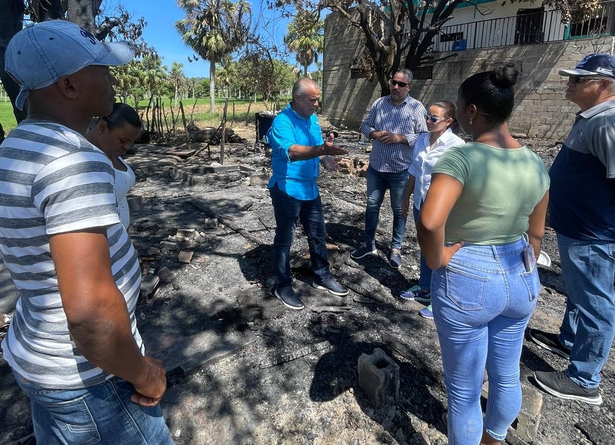 Gobernadora visita afectados por incendio en el municipio de San Víctor